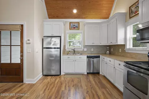 Kitchen - 113 Northshore Pt, Madison, MS 39110 photo 3 of 3