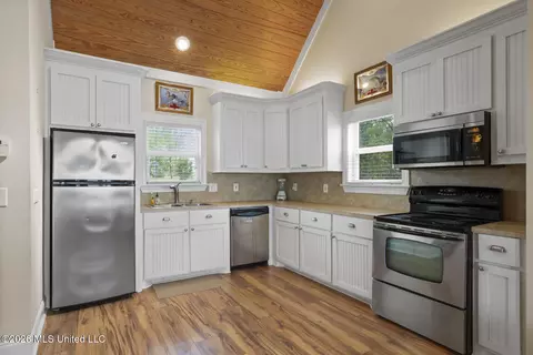 Kitchen - 113 Northshore Pt, Madison, MS 39110 photo 2 of 3