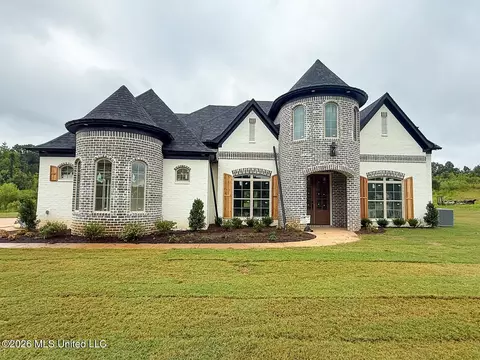 206 Poplar Ln, Holly Springs, MS 38635