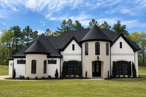 206 Poplar Ln, Holly Springs, MS 38635