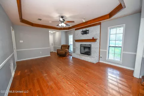 Living - 6406 Cherokee Dr, Olive Branch, MS 38654 photo 2 of 4