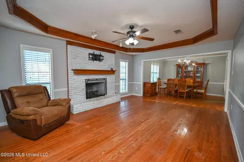 Living - 6406 Cherokee Dr, Olive Branch, MS 38654 photo 4 of 4