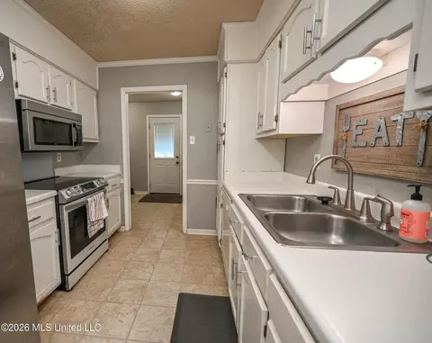 Kitchen - 6406 Cherokee Dr, Olive Branch, MS 38654 photo 4 of 4