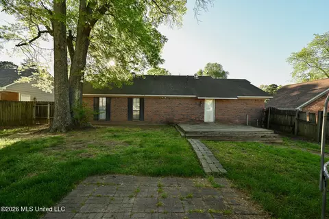 Exterior - 6406 Cherokee Dr, Olive Branch, MS 38654 photo 4 of 7