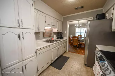 Kitchen - 6406 Cherokee Dr, Olive Branch, MS 38654 photo 3 of 4