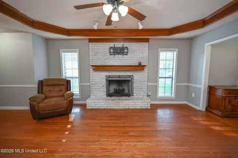 Living - 6406 Cherokee Dr, Olive Branch, MS 38654 photo 3 of 4