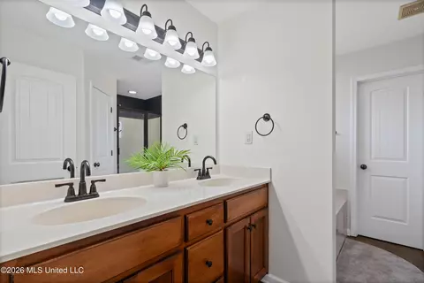 Bath - 695 Robertson Way, Hernando, MS 38632 photo 1 of 3