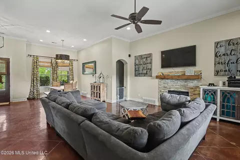 Living - 1808 Malone Rd, Nesbit, MS 38651 photo 2 of 3
