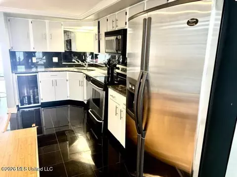 Kitchen - 61 Breakers Ln, Ridgeland, MS 39157 photo 2 of 2
