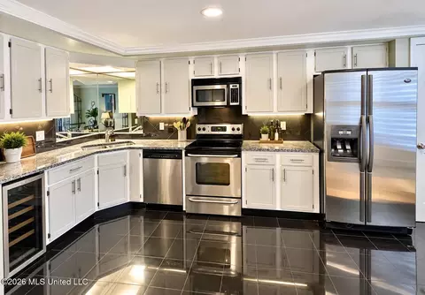 Kitchen - 61 Breakers Ln, Ridgeland, MS 39157 photo 2 of 2