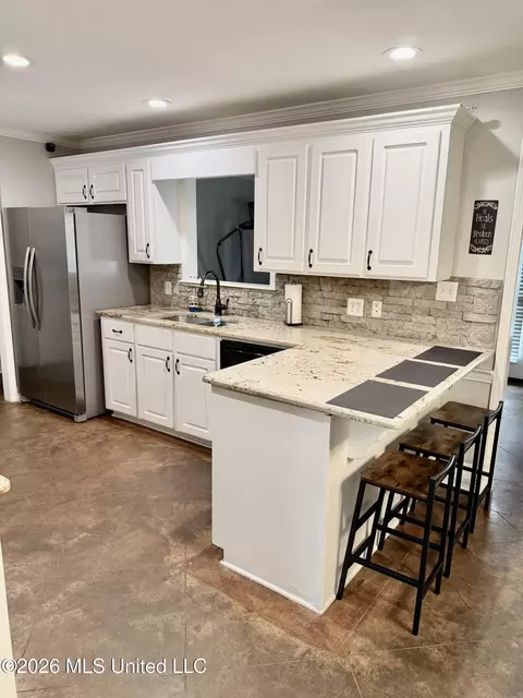 Kitchen - 1007 Cobblestone Pl, Brandon, MS 39042 photo 3 of 4