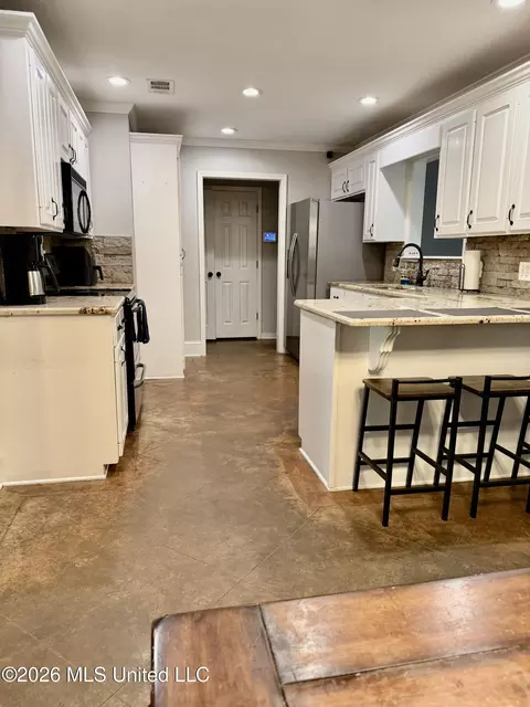 Kitchen - 1007 Cobblestone Pl, Brandon, MS 39042 photo 2 of 4