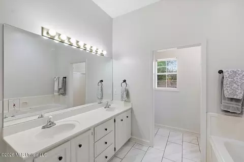 Bath - 215 Cambridge Dr, Madison, MS 39110 photo 1 of 2