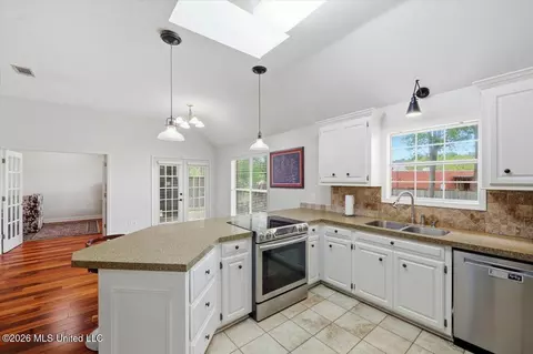 Kitchen - 215 Cambridge Dr, Madison, MS 39110 photo 2 of 2