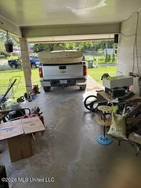 121 Oakhill Dr, Natchez, MS 39120