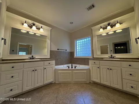 Bath - 122 Weldon Dr, Madison, MS 39110 photo 1 of 3