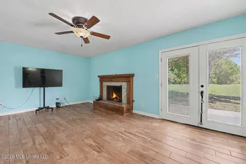 Living - 6224 Ehelers St, Moss Point, MS 39563 photo 3 of 5