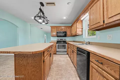 Kitchen - 6224 Ehelers St, Moss Point, MS 39563 photo 3 of 4