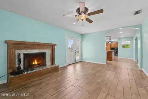 Living - 6224 Ehelers St, Moss Point, MS 39563 photo 2 of 5