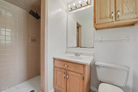 Bath - 6224 Ehelers St, Moss Point, MS 39563 photo 1 of 3