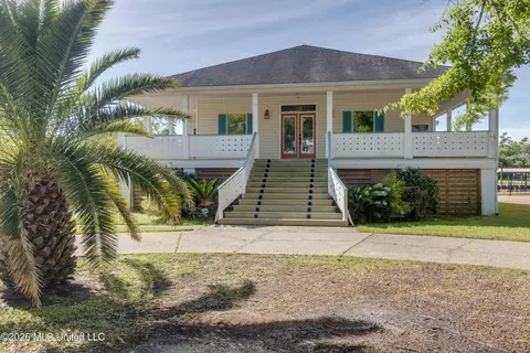 730 Live Oak Dr, Biloxi, MS 39532