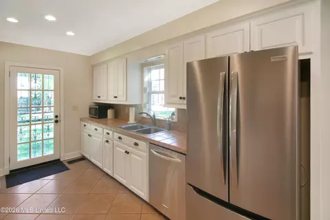 Kitchen - 3861 Tyrone Dr, Jackson, MS 39216 photo 8 of 9