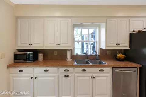 Kitchen - 3861 Tyrone Dr, Jackson, MS 39216 photo 5 of 9