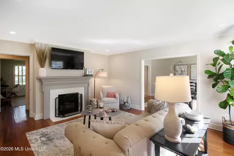 Living - 3861 Tyrone Dr, Jackson, MS 39216 photo 2 of 4