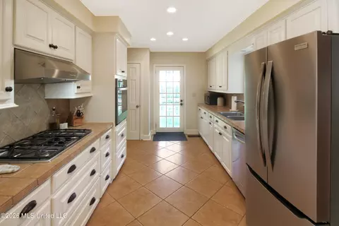 Kitchen - 3861 Tyrone Dr, Jackson, MS 39216 photo 7 of 9
