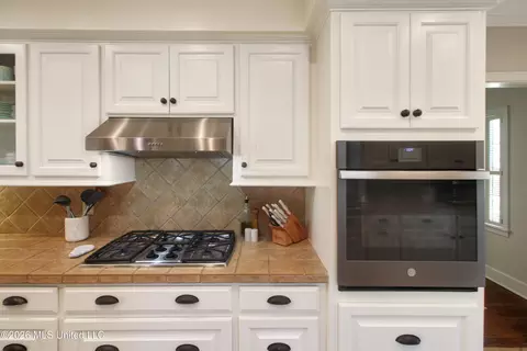 Kitchen - 3861 Tyrone Dr, Jackson, MS 39216 photo 2 of 9