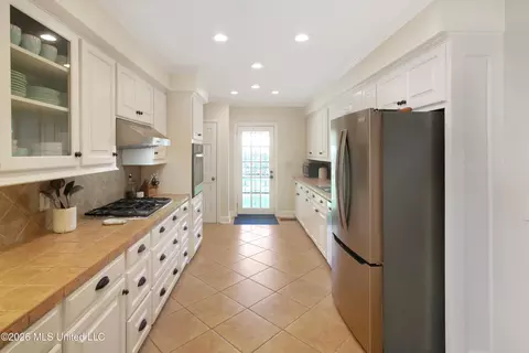 Kitchen - 3861 Tyrone Dr, Jackson, MS 39216 photo 6 of 9