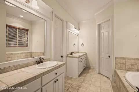 Bath - 129 Carrick Ave, Madison, MS 39110 photo 2 of 7