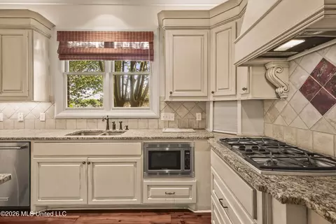 Kitchen - 129 Carrick Ave, Madison, MS 39110 photo 6 of 7