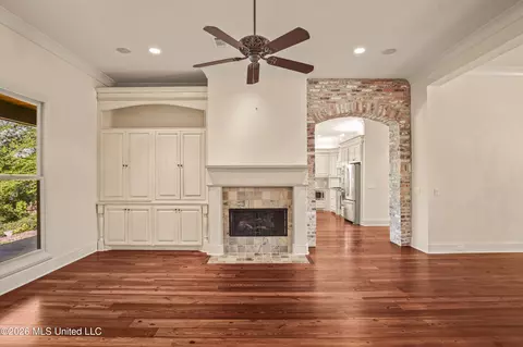 Living - 129 Carrick Ave, Madison, MS 39110 photo 3 of 6