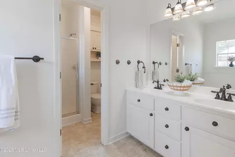 Bath - 132 Post Oak Dr, Brandon, MS 39047 photo 1 of 8