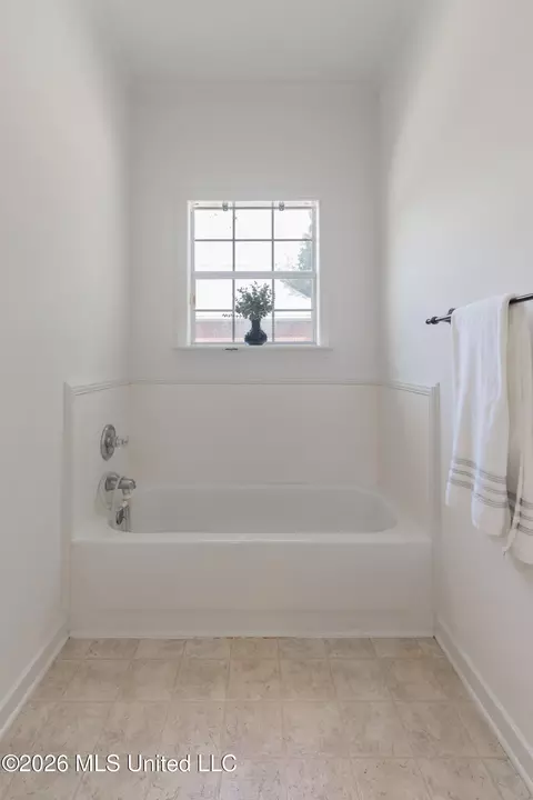 Bath - 132 Post Oak Dr, Brandon, MS 39047 photo 4 of 8