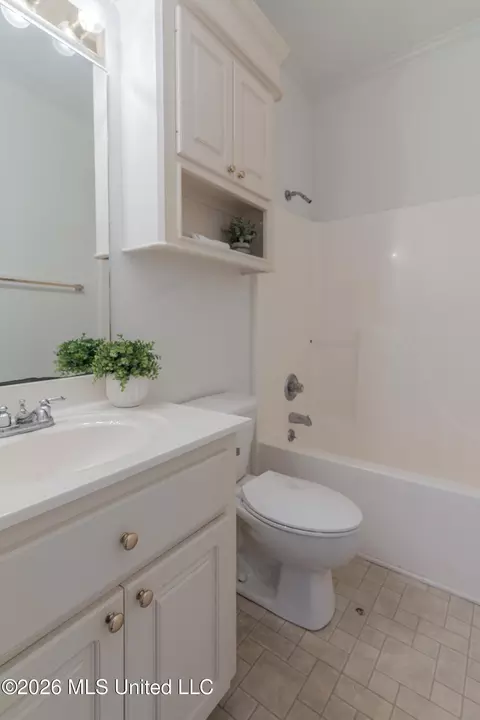 Bath - 132 Post Oak Dr, Brandon, MS 39047 photo 7 of 8
