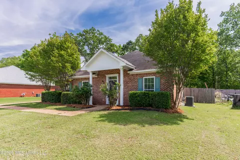 Exterior - 132 Post Oak Dr, Brandon, MS 39047 photo 2 of 13
