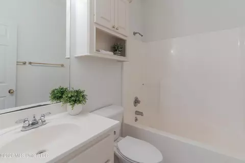 Bath - 132 Post Oak Dr, Brandon, MS 39047 photo 6 of 8