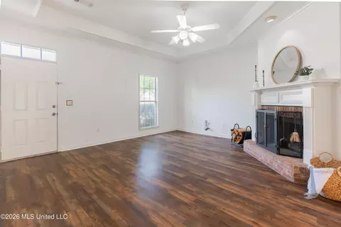 Living - 132 Post Oak Dr, Brandon, MS 39047 photo 3 of 4