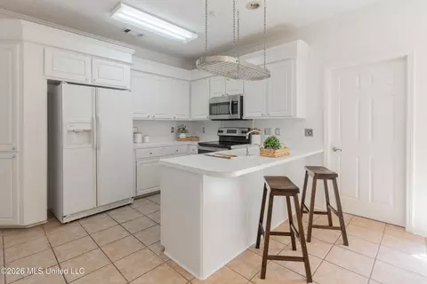 Kitchen - 132 Post Oak Dr, Brandon, MS 39047 photo 3 of 4