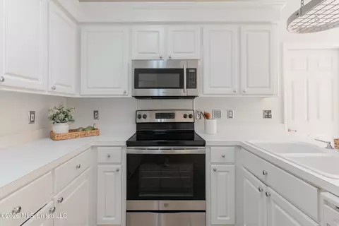 Kitchen - 132 Post Oak Dr, Brandon, MS 39047 photo 4 of 4