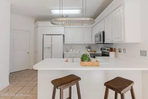 Kitchen - 132 Post Oak Dr, Brandon, MS 39047 photo 2 of 4