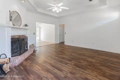 Living - 132 Post Oak Dr, Brandon, MS 39047 photo 2 of 4