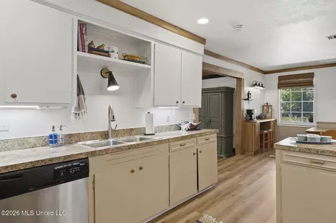 Kitchen - 481 Cheyenne Ln, Madison, MS 39110 photo 5 of 6