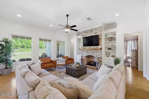 Living - 180 Crossview Pl, Brandon, MS 39047 photo 2 of 4
