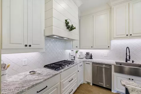 Kitchen - 180 Crossview Pl, Brandon, MS 39047 photo 4 of 5