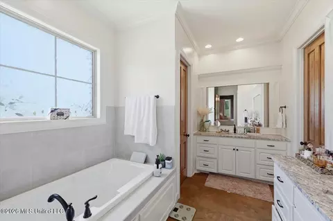 Bath - 180 Crossview Pl, Brandon, MS 39047 photo 2 of 6