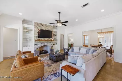 Living - 180 Crossview Pl, Brandon, MS 39047 photo 3 of 4