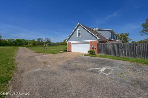Exterior - 5780 Honey Oak Dr, Hernando, MS 38632 photo 6 of 10